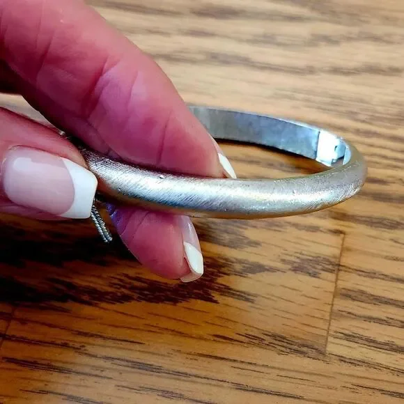 TRIFARI Brushed Silver Hinged Vintage Bracelet TIMELESS CHIC - Picture 3 of 7